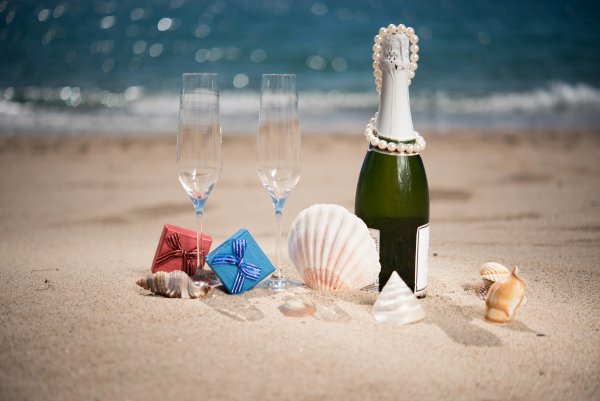 Шампанское на берегу моря