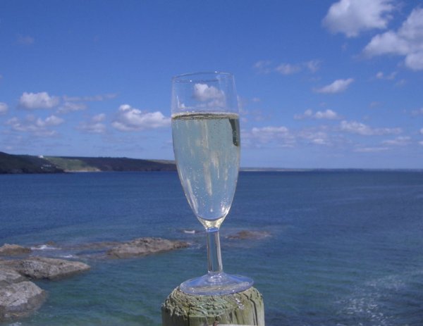 Бокал шампанского на море