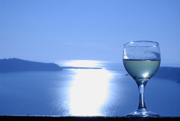 Бокал на фоне воды