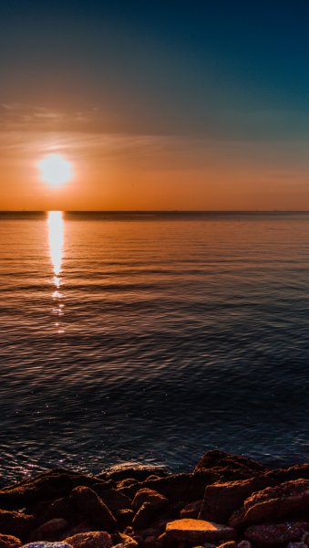 Рассвет на море вертикально