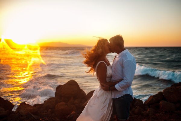 Двое на берегу океана