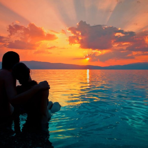 Влюбленные на берегу океана