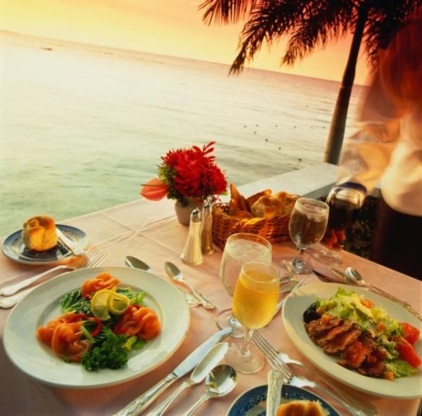 Ужин для двоих на берегу океана