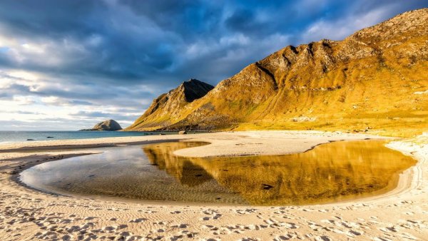 Желтое морем скалы скалы