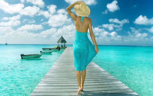 Веселая девушка на море