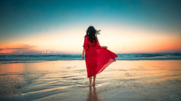 Девушка на пирсе