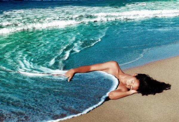 Девушка вдалеке на море