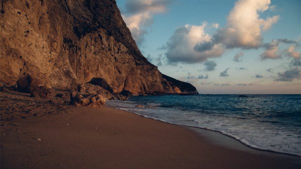 Горы скалы море