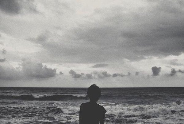 Печаль возле моря
