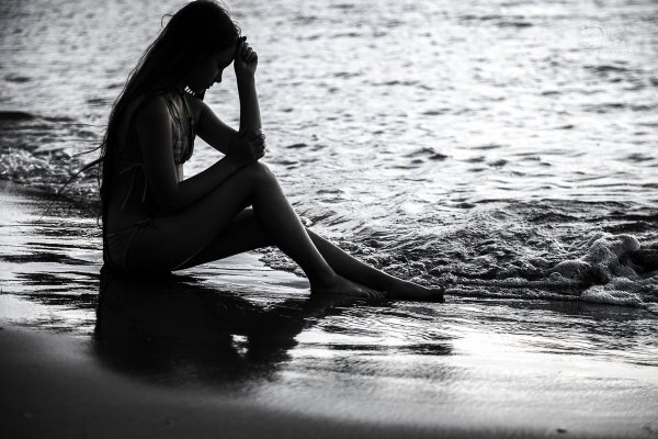 Грустная девушка у моря