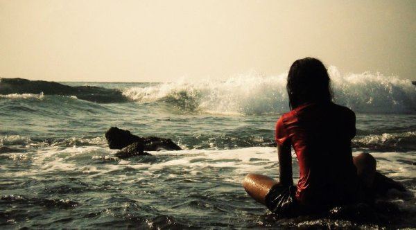 Грустная девушка на берегу моря