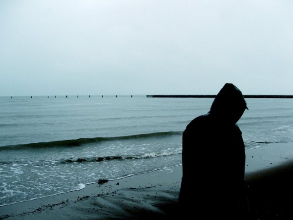 Девушка у моря грустит