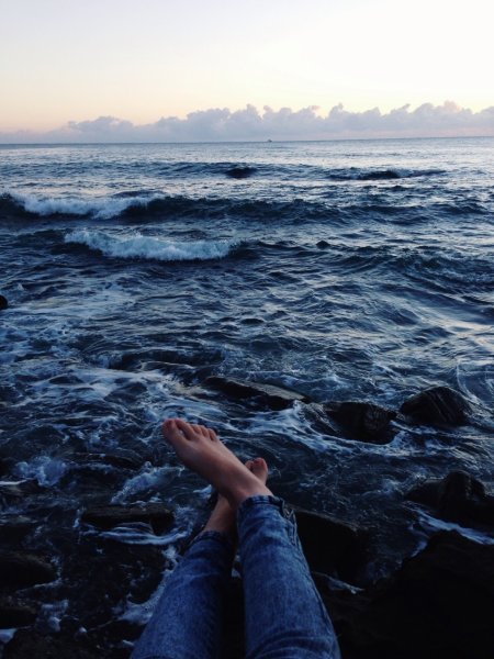 Девушка грустит на берегу моря