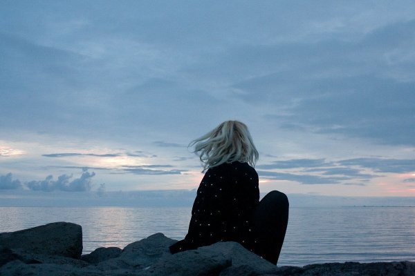 Девушка в одиночестве у моря