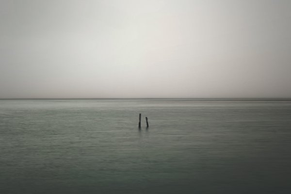 Грустная блондинка