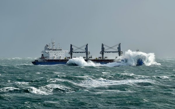 Судно в шторм