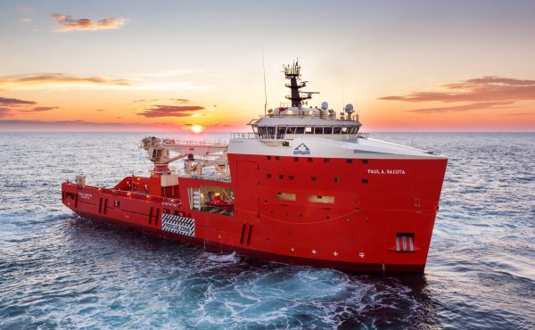 Морское судно шторм