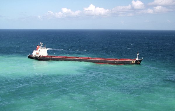 Суда в Штормовом море