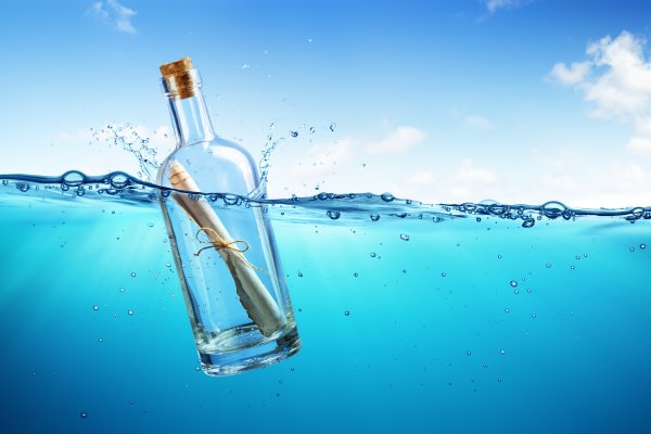Бутылка с посланием в море