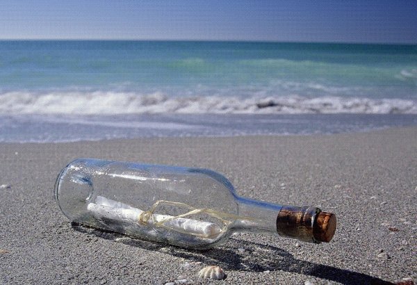 Бутылка воды на берегу моря