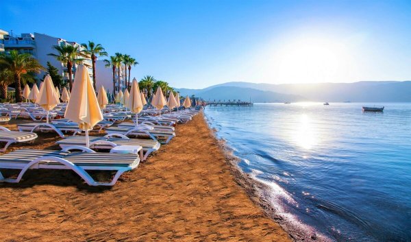 Люди отдыхают на пляже