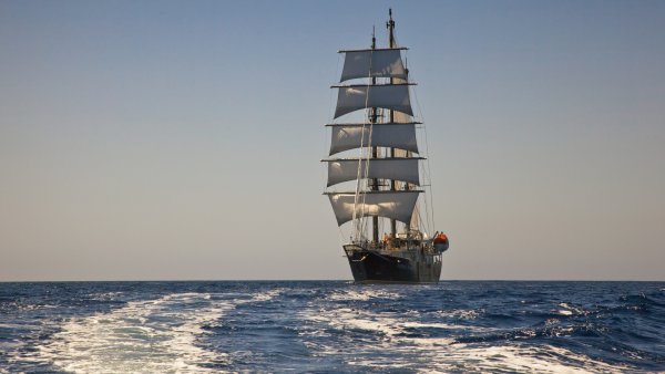 Парусник в море