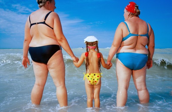 Пожилая пара на море