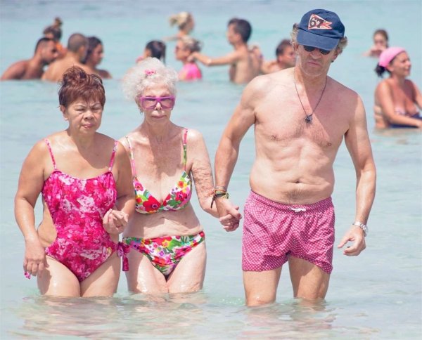 Бабки в купальниках