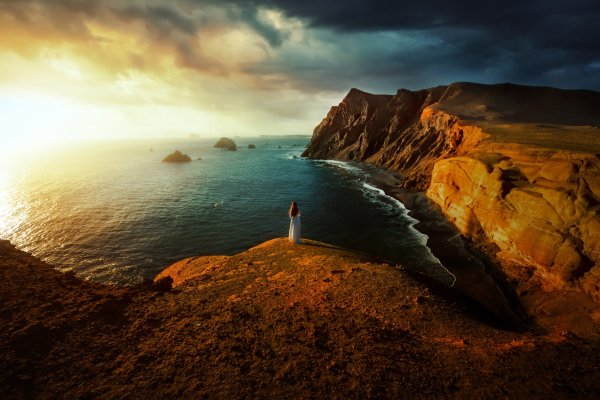 Вид с обрыва на море