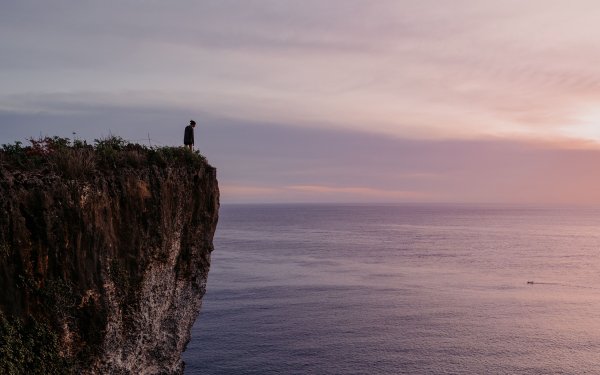 Человек на скале у моря
