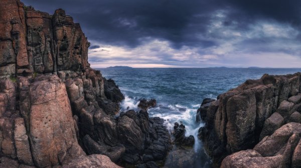 Скалы вдали