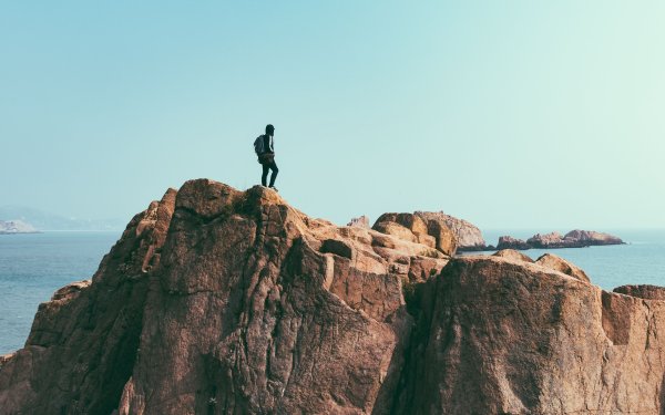 Человек на скале