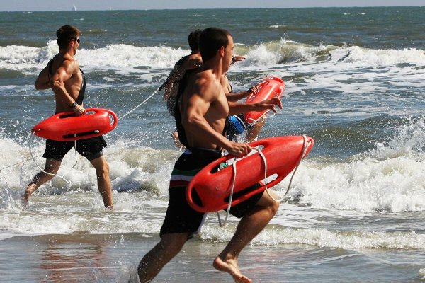 Спасатели на море