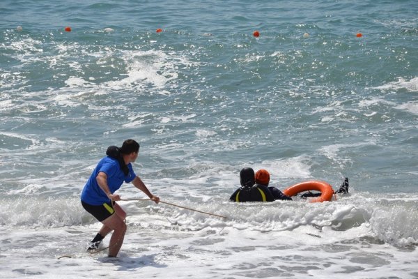 Красивый спасатель на море