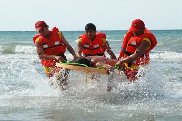 Спасатели на берегу