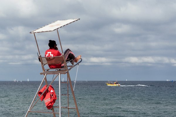 Болгария спасатель на пляже