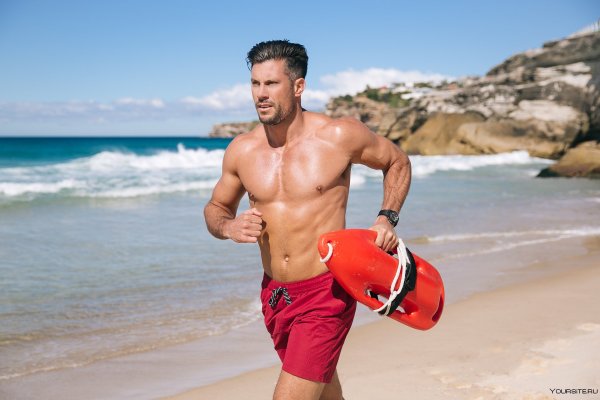 Спасатели на берегу моря