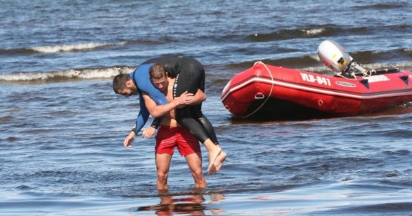 Спасатели на берегу