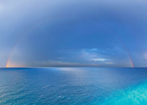 Красивая Радуга над морем