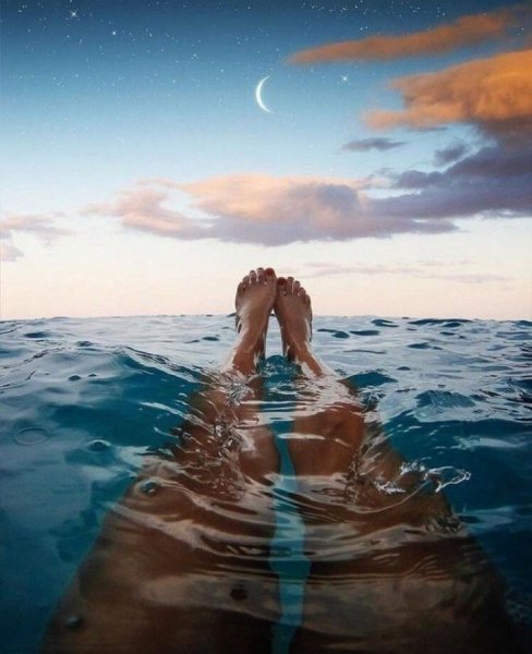 Прыжок в море девушка