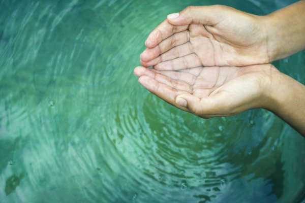 Вода в руках