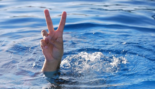 Рука из воды