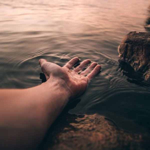 Мужская рука в воде