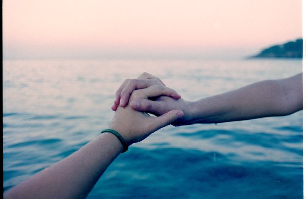 Рука за руку у моря