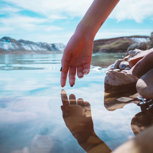 Море и рука девушки