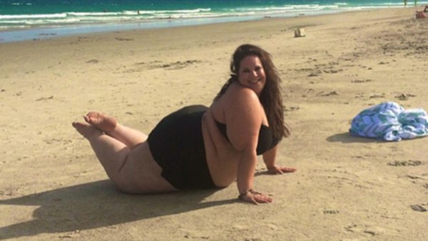 Толстые женщины на пляже