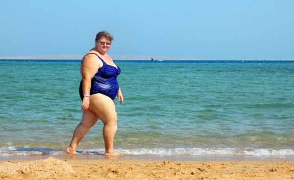Толстая женщина на море