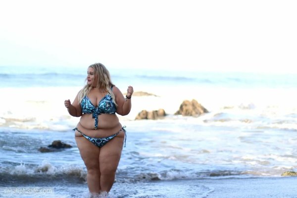 Сара Сапора в купальнике