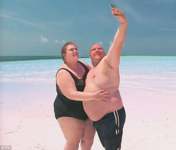 Толстые женщины на пляже