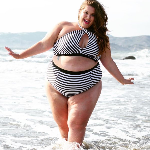 Полные женщины на пляже